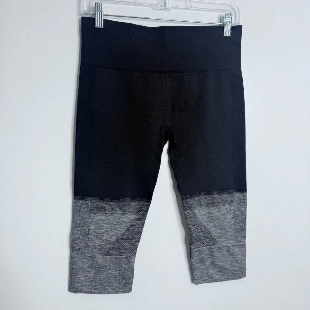 Lululemon Seamlessly Street Crop Heathered Black‎ Size 8 Activewear Yoga Active